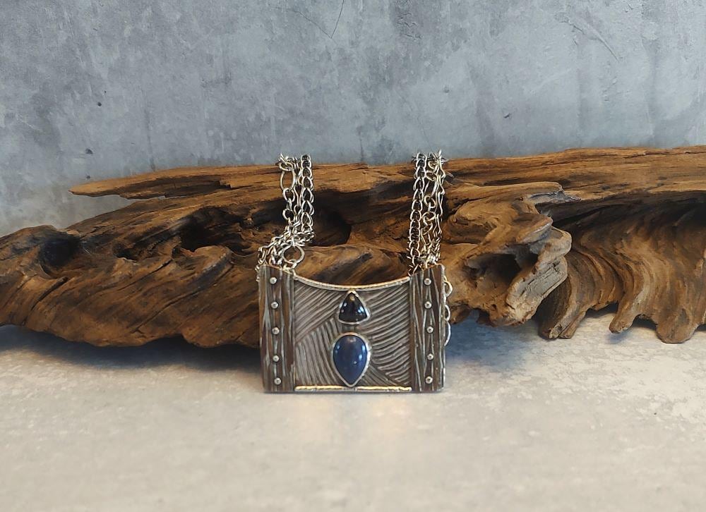 Handgefertigte Sterling Silber Lapis Granat Halskette Geätzter Anhänger Aus Mischmetall von KingLane