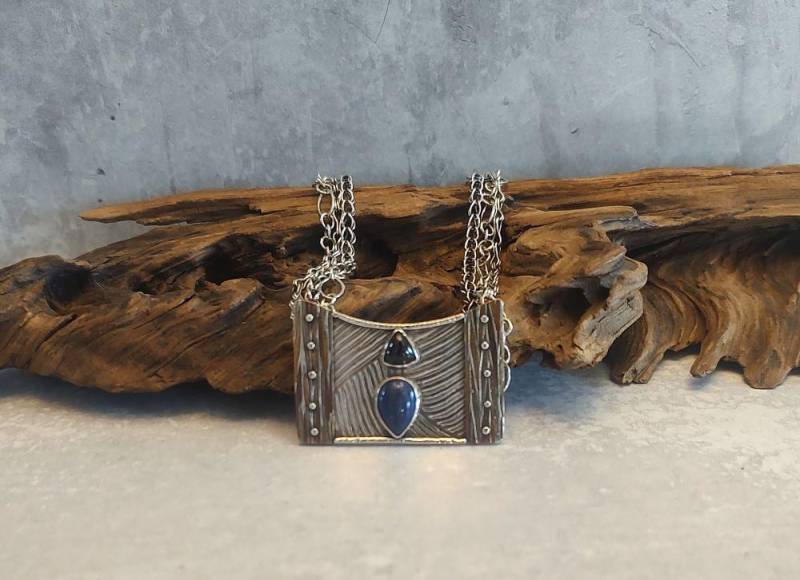 Handgefertigte Sterling Silber Lapis Granat Halskette Geätzter Anhänger Aus Mischmetall Handgefertigte Sterling Silber Lapis Granat Halskette Geätzter Anhänger Aus Mischmetall von KingLane