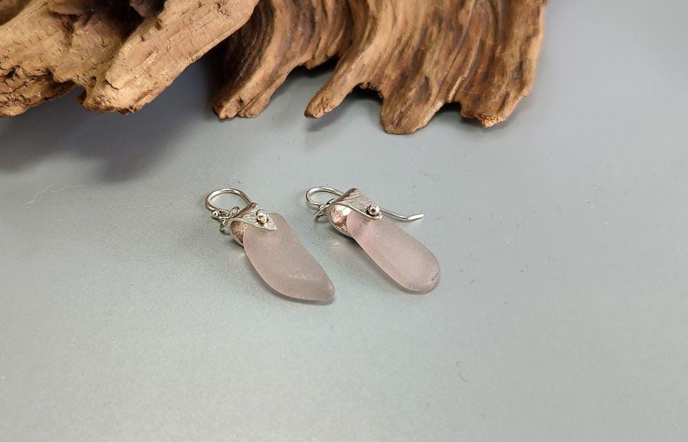 Handgemachte Sterling Silber Lavendel Strand Glas Ohrringe von KingLane