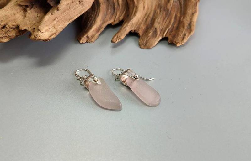 Handgemachte Sterling Silber Lavendel Strand Glas Ohrringe Handgemachte Sterling Silber Lavendel Strand Glas Ohrringe von KingLane