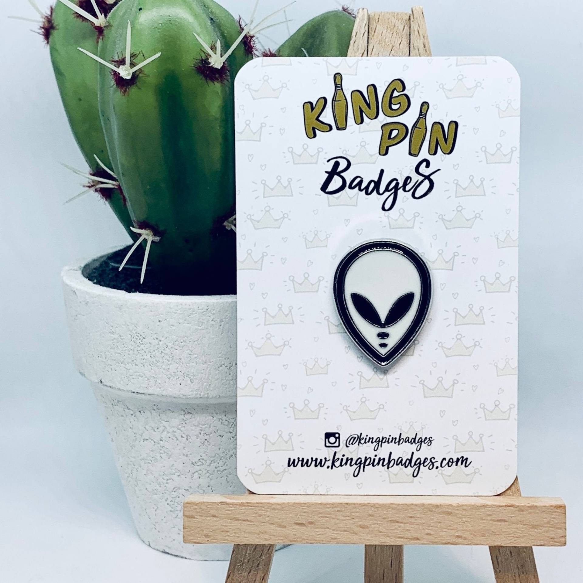 Alien Emaille Pin Abzeichen | Retro Ufo Und Weltall Soft Enamel Letterbox Geschenk Mix & Match 3Für2 Alien Emaille Pin Abzeichen | Retro Ufo Und Weltall Soft Enamel Letterbox Geschenk Mix & Match 3Für2 von KingPinBadges