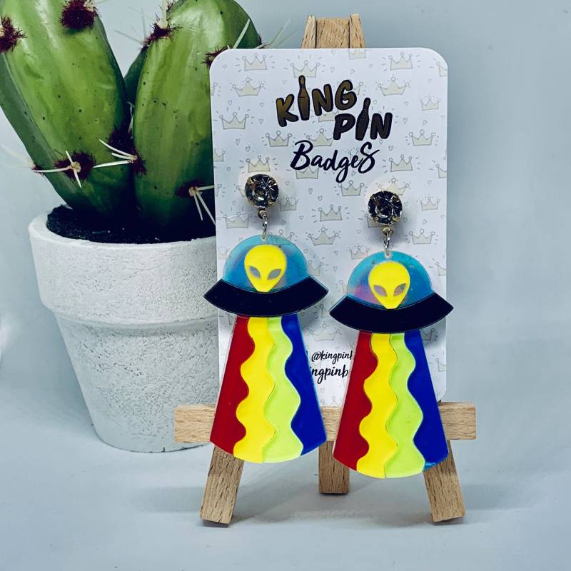 Alien Regenbogen Ufo Raumschiff Ohrringe // Laser Cut Acryl - Modeschmuck Kostümschmuck Perfektes Geschenk Im Letterbox-Design von KingPinBadges