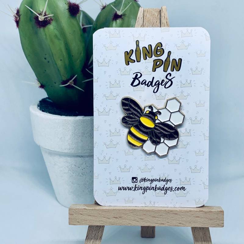 Bienen Emaille Pin Abzeichen | Mode Accessoires Soft Enamel Vegan Geschenk Bienen Letterbox Mix & Match 3Für2 von KingPinBadges