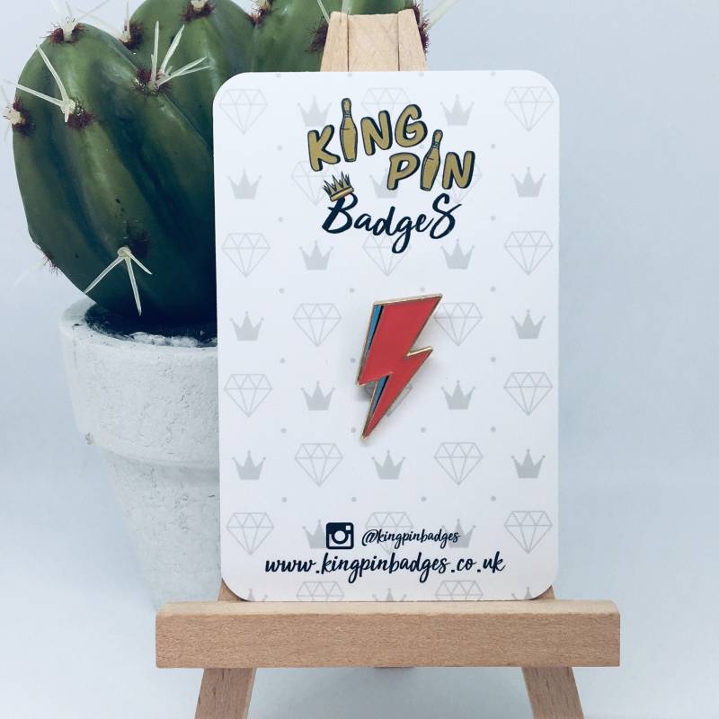 Blitz Emaille Pin Abzeichen | Soft Enamel Roter Blitz Heiße Landstreicher David Bowie Anstecknadel Letterbox Geschenk Mix & Match 3Für2 von KingPinBadges