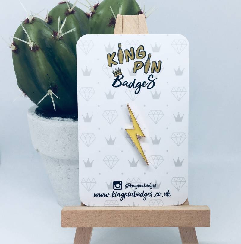 Flash Emaille Pin Abzeichen | Gelber Blitz-Anstecker Anstecker Soft Enamel Blitz Bolt Letterbox Geschenk Mix & Match 3Für2 von KingPinBadges