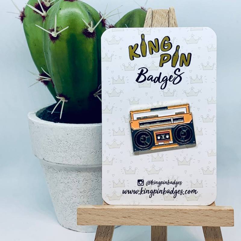 Ghetto Blaster Emaille Pin Abzeichen | Ghettoblaster Retro Musik Geschenke Soft Enamel Letterbox Geschenk Mix & Match 3Für2 von KingPinBadges