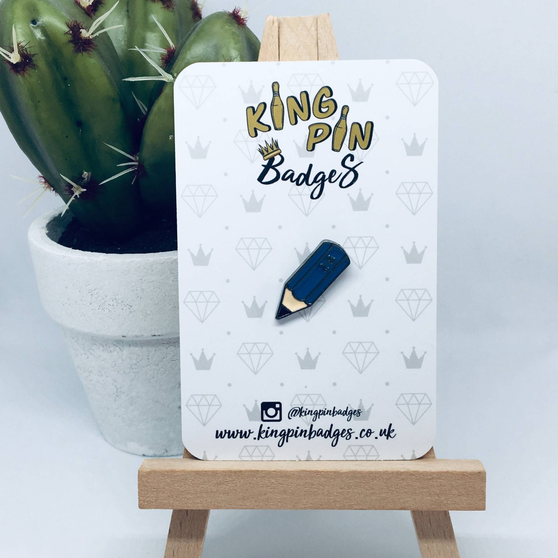 Hb Bleistift Abzeichen | Bleistift-Abzeichen Anstecker Soft Enamel Pin Lehrer 2B Bleistift Letterbox Geschenk Mix & Match 3Für2 Hb Bleistift Abzeichen | Bleistift-Abzeichen Anstecker Soft Enamel Pin Lehrer 2B Bleistift Letterbox Geschenk Mix & Match 3Für2 von KingPinBadges