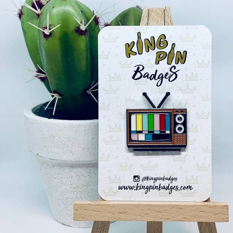 Retro Tv Emaille Pin Anstecker | Vintage Fernseher Abzeichen Und Film Geschenke Soft Enamel Letterbox Geschenk Mix & Match 3Für2 von KingPinBadges