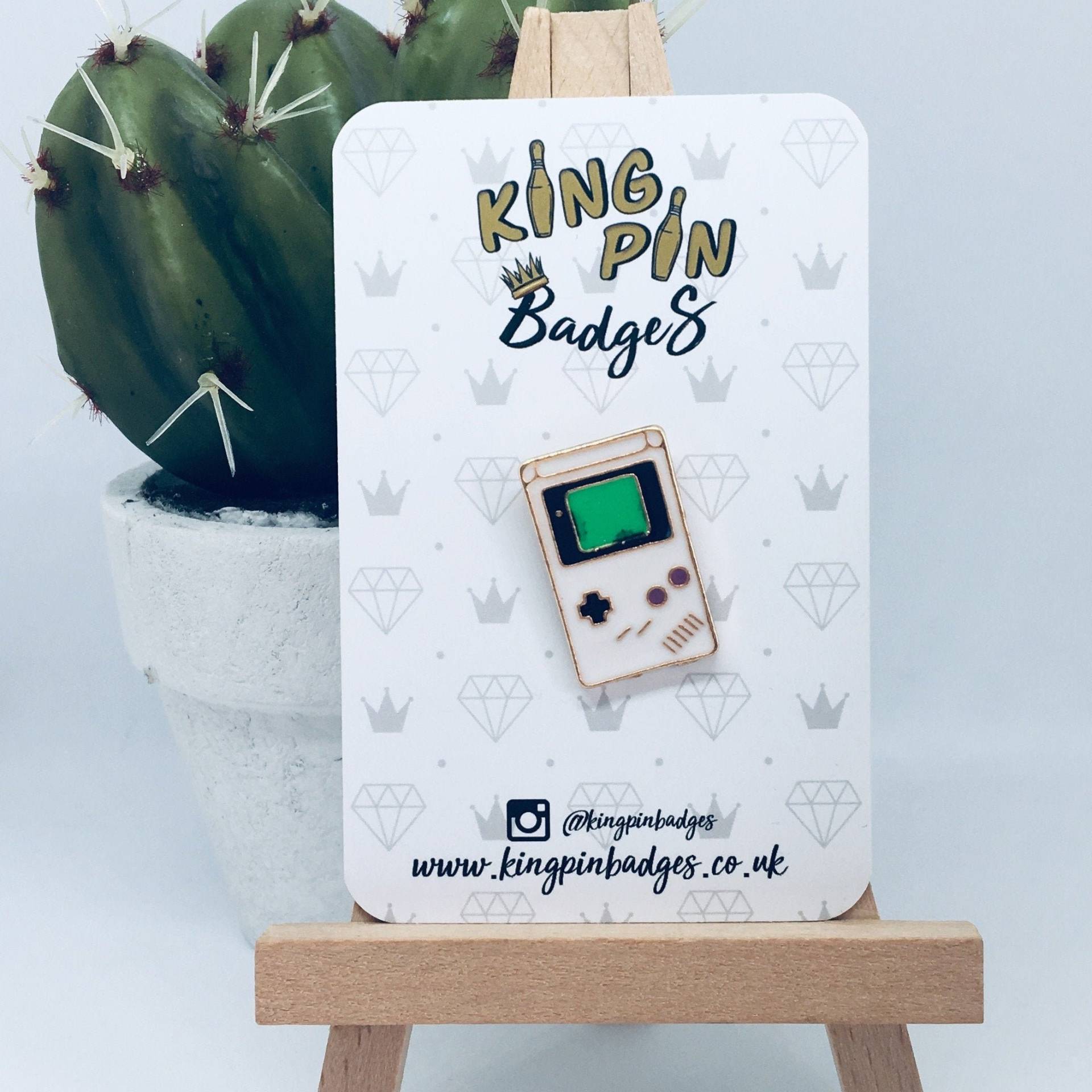 Spiele Konsole Emaille Pin Abzeichen | Gaming Anstecker Soft Enamel Retro Spiele Letterbox Geschenk von KingPinBadges