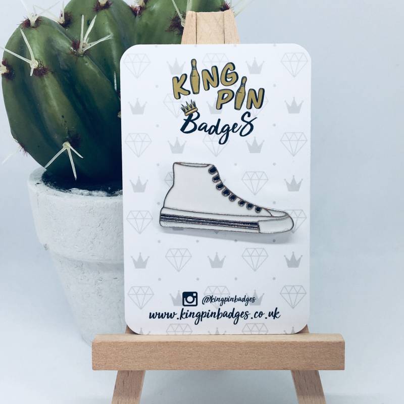 White High Tops Anstecker | Sneakerbadge Soft Enamel Pin Spannfutter Mieder Letterbox Geschenk Mix & Match 3Für2 von KingPinBadges