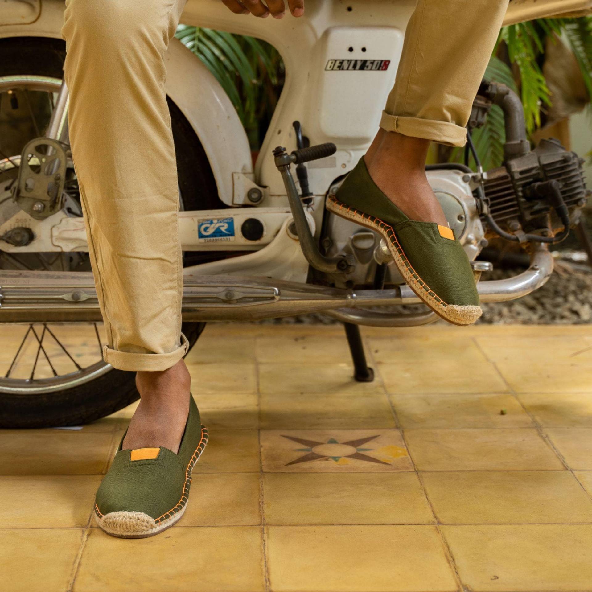 Umweltfreundliche Handgenähte Espadrilles Für Herren, Grün Mit Orangefarbenen Akzenten | Vegane Sommerschuhe Herren Umweltfreundliche Handgenähte Espadrilles Für Herren, Grün Mit Orangefarbenen Akzenten | Vegane Sommerschuhe Herren von KingdomOfWowEU