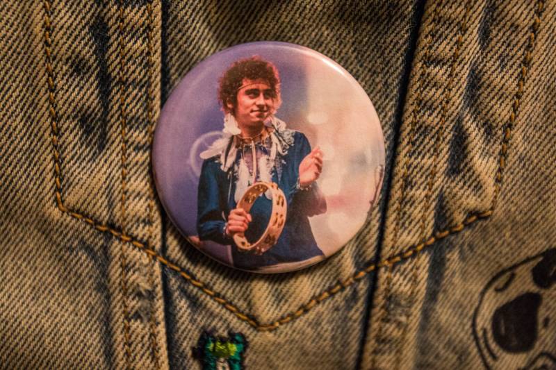 Josh Globus Inspirierter Tribute Button 5, 7 cm von KingofRocknRoll