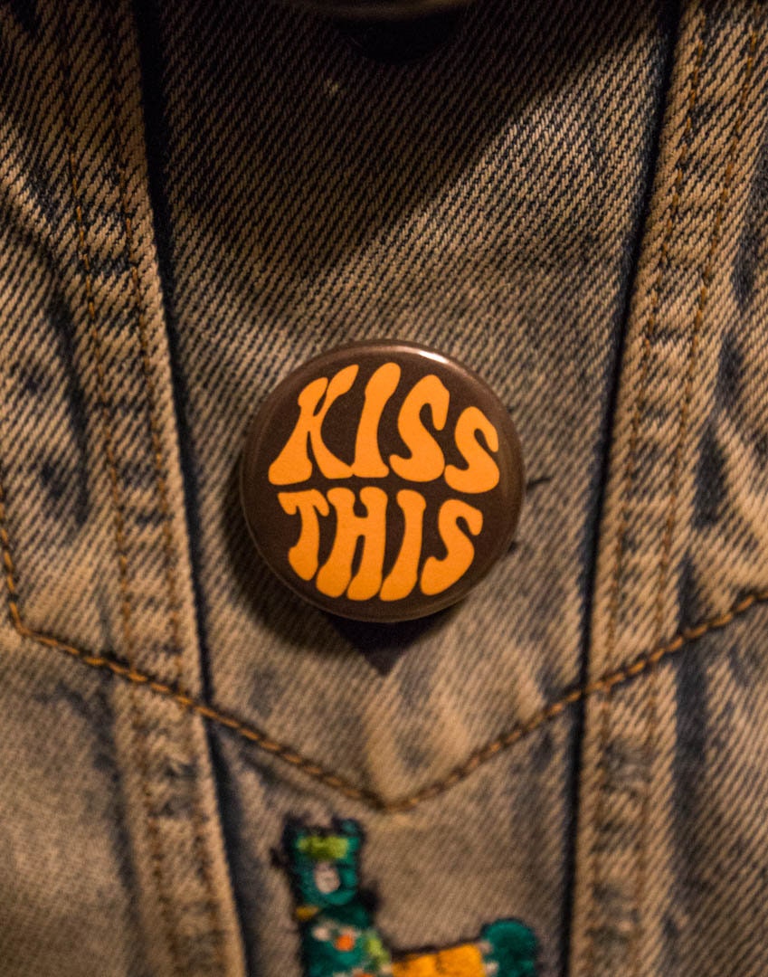 Kiss This Struts Tribute Button 1.50Inch Knopf von KingofRocknRoll