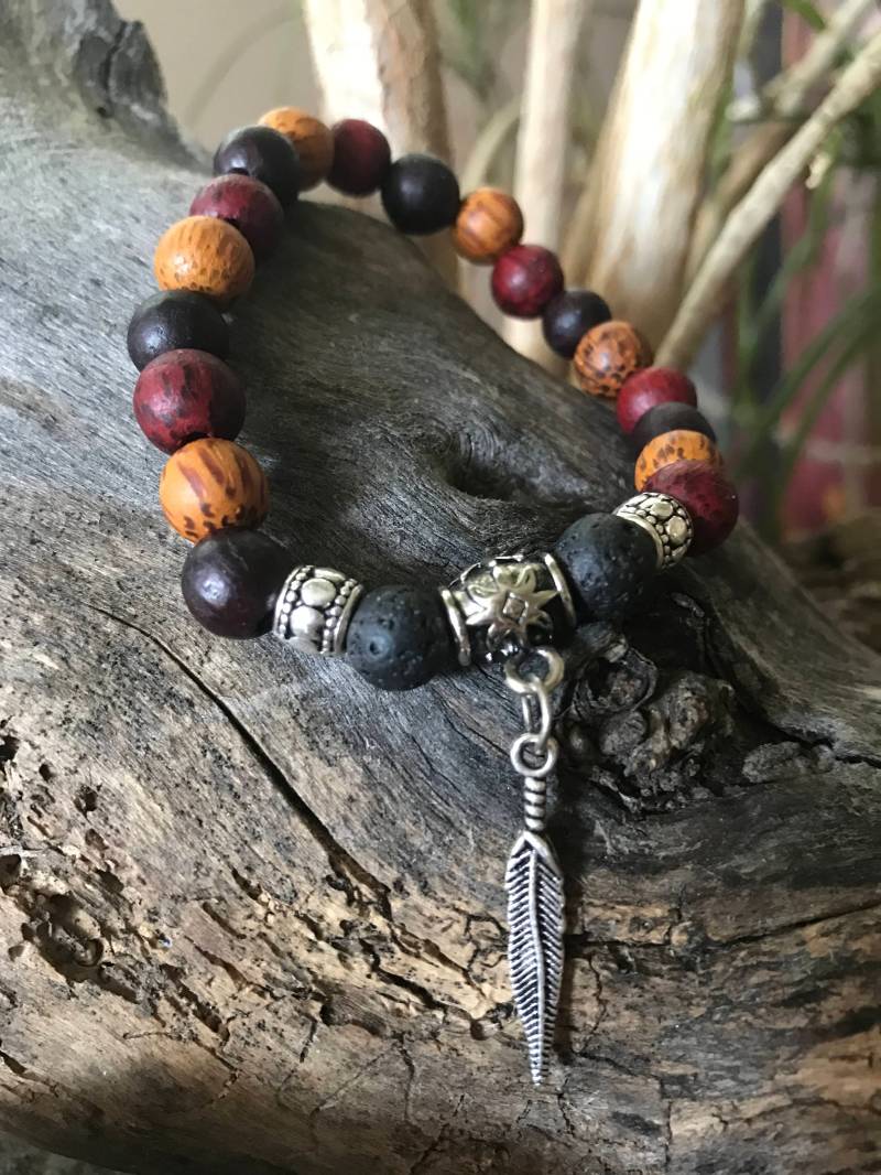 Multi-Schirm Holz-Edelstein-Armband Mit Feder-Charme Und Lava Rock Stretch Schmuck von KingsAceDesigns