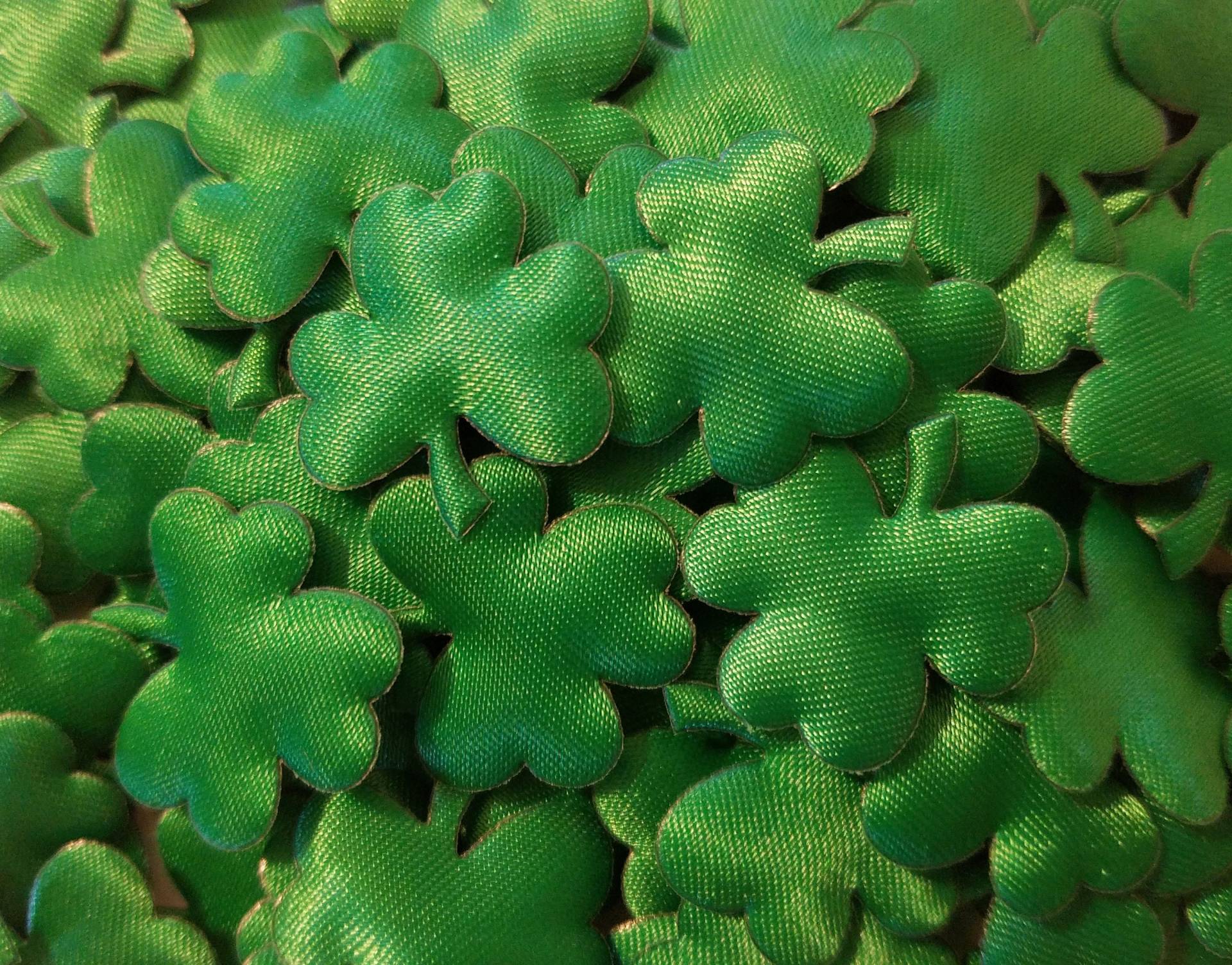Packung Mit 50 Grünen Klee Shamrock Weiche Formen St. Patricks Day Kunst Puffins Gepolsterte Satin Applikation Nähen Scrap-Buchung Verschönerung von KingsKountry