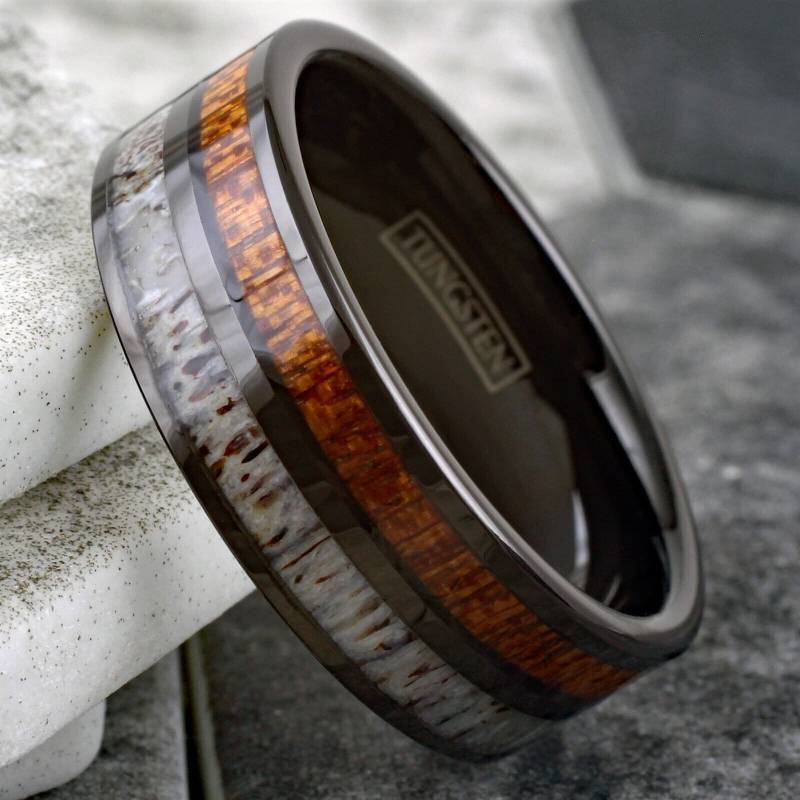 Gravierter Hirschgeweih Ring | Herren Damen Koa Holz Schwarz Wolfram Ehering 6mm 8mm Rustikales Band Comfort Fit Personalisierte Gravur von KingsRansomJewelry