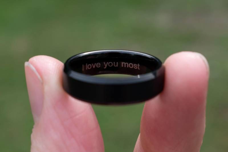 Gravierter Schwarzer Ehering | Herrenring Damen Wolfram Größe 5-17 4mm 6mm 8mm 10mm Gebürstetes Band Comfort Fit Personalisierte Gravur von KingsRansomJewelry