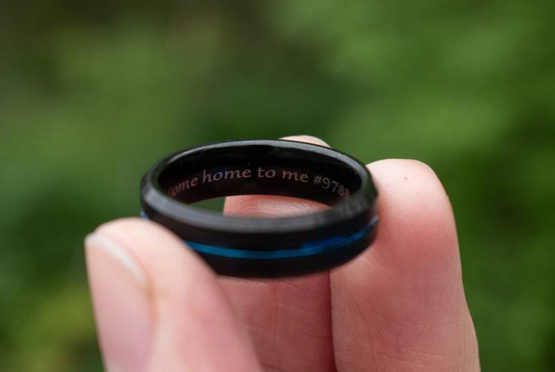 Polizei Dünne Blaue Linie Ring | Herren Damen Wolfram Hochzeit Größe 5-15 6mm 8mm Schwarzes Band Personalisierte Gravur Strafverfolgungs-Geschenk von KingsRansomJewelry