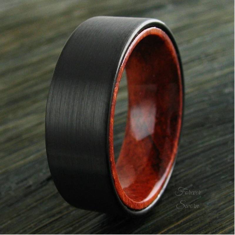 Schwarz Gebürstete Wolfram Rot Sandale Holz Herren Ehering Band | Sandelholz Rustikaler Ring 8mm Schwarzes Comfort Fit Schmuck von KingsRansomJewelry