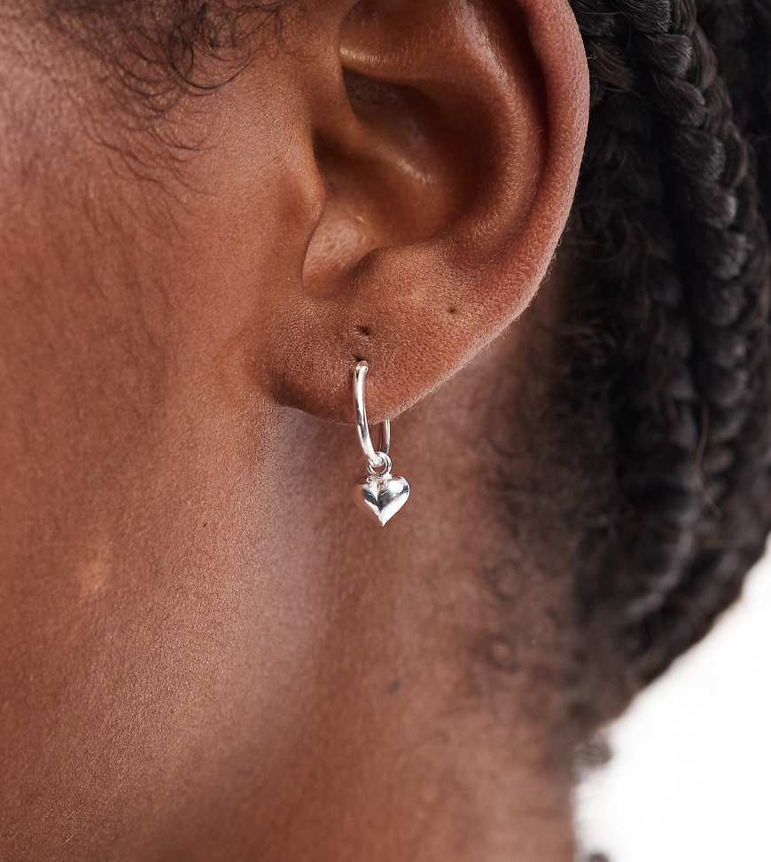 Kingsley Ryan - 12-mm-Creolen aus Sterlingsilber mit Herzanhänger von Kingsley Ryan