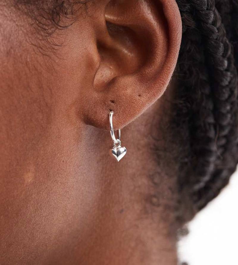 Kingsley Ryan - 12-mm-Creolen aus Sterlingsilber mit Herzanhänger von Kingsley Ryan