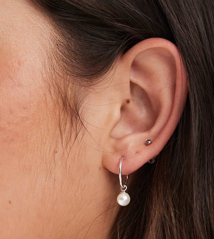 Kingsley Ryan - Creolen aus Sterlingsilber mit Perlenanhänger von Kingsley Ryan