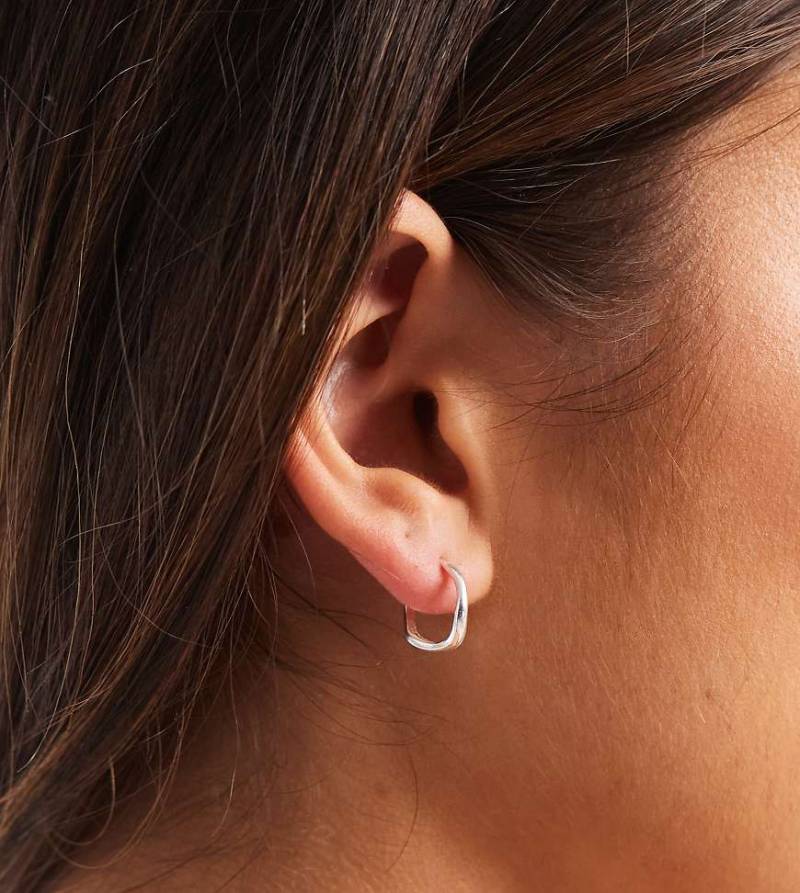 Kingsley Ryan - Kleine, wellenförmige Creolen aus Sterlingsilber von Kingsley Ryan