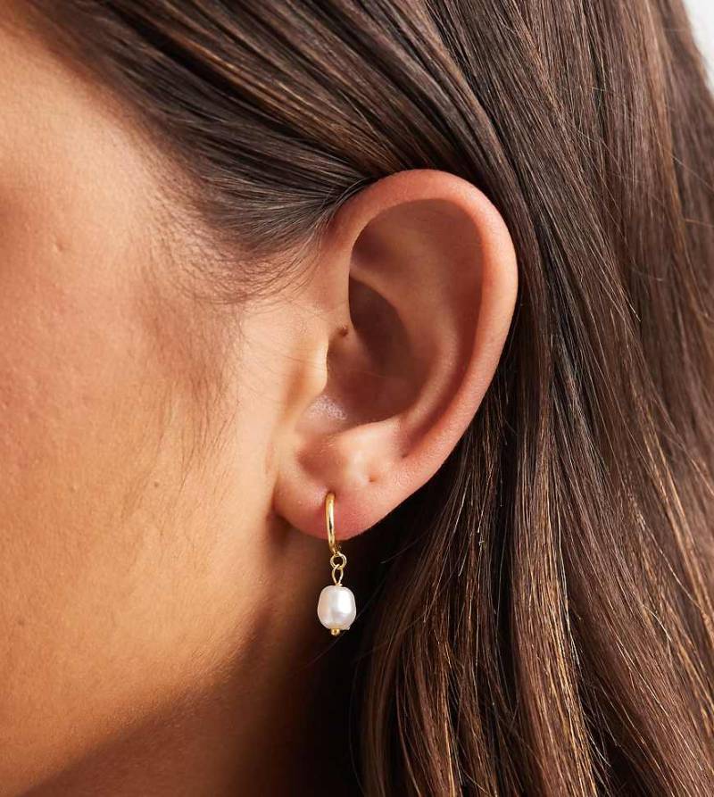 Kingsley Ryan - Offene, vergoldete Creolen mit Schmuckperlen-Anhänger-Goldfarben von Kingsley Ryan