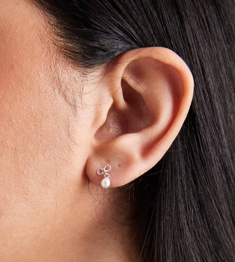 Kingsley Ryan - Schleifen-Ohrstecker aus Sterlingsilber mit Perlenanhänger von Kingsley Ryan