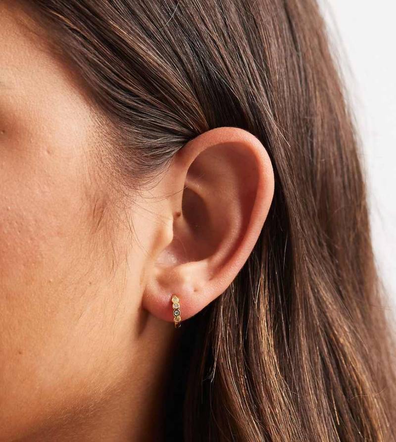 Kingsley Ryan - Vergoldete, runde Creolen mit Schmucksteinen, 8 mm-Goldfarben von Kingsley Ryan