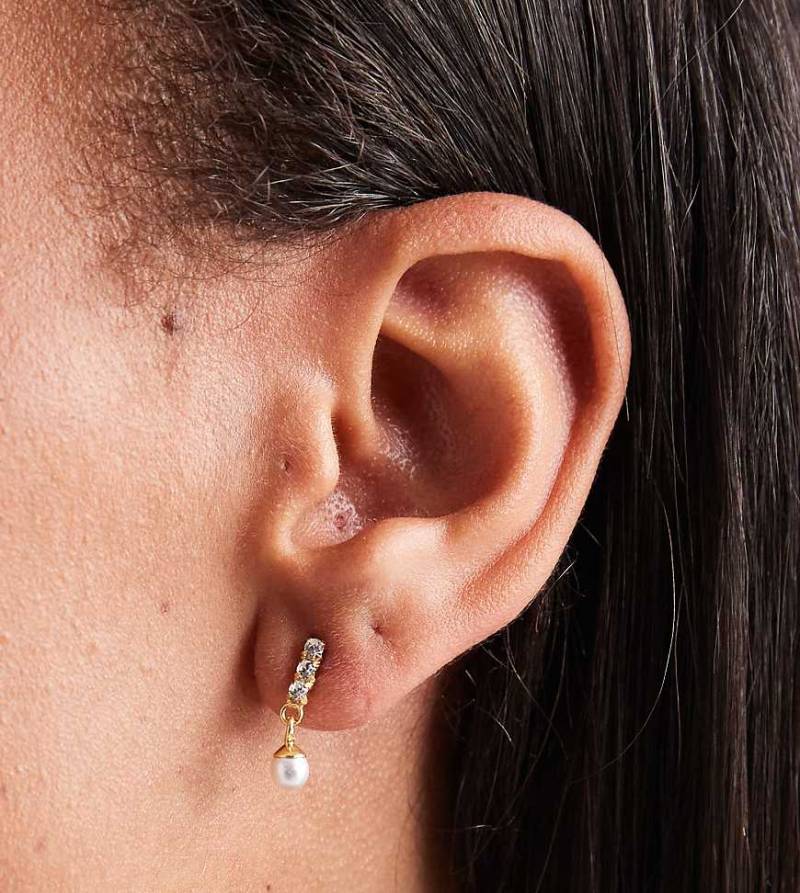 Kingsley Ryan - Vergoldete Ohrstecker mit Perlenanhänger und eingefassten Schmucksteinen-Goldfarben von Kingsley Ryan