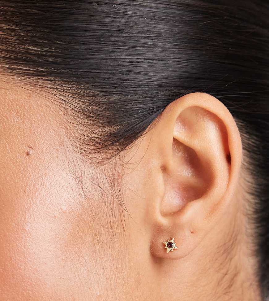 Kingsley Ryan - Vergoldete Stern-Ohrstecker mit rotem Schmuckstein-Goldfarben von Kingsley Ryan