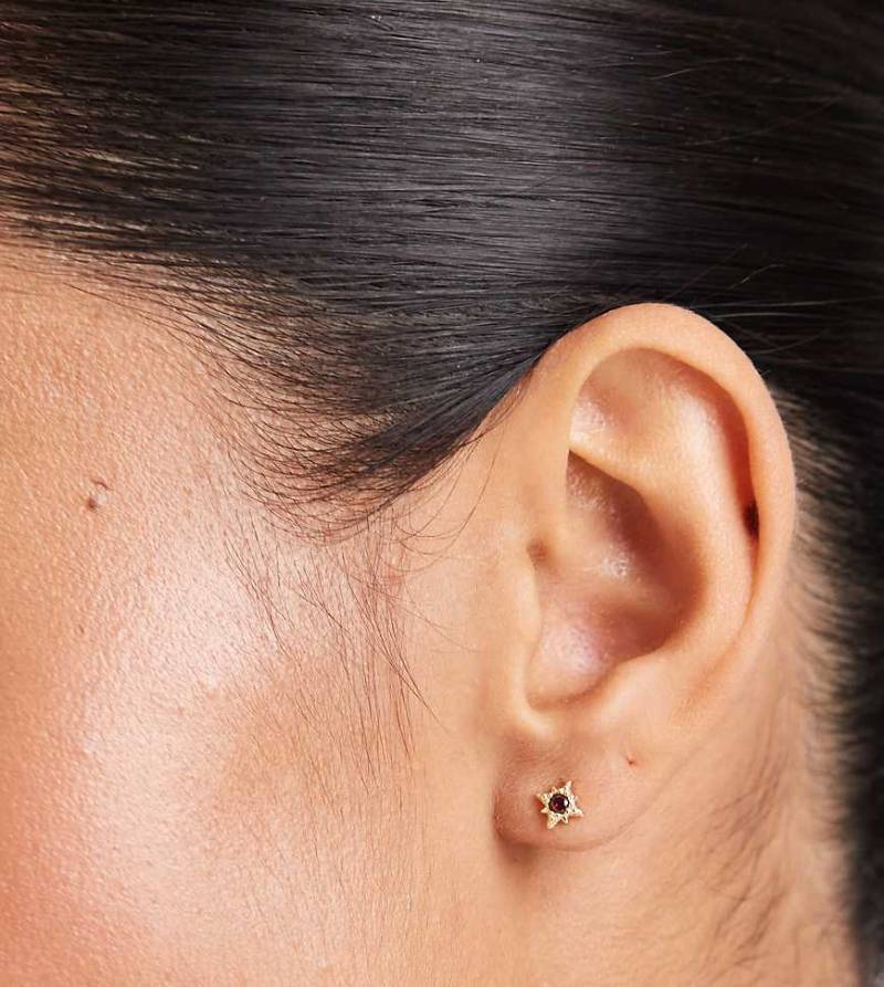 Kingsley Ryan - Vergoldete Stern-Ohrstecker mit rotem Schmuckstein-Goldfarben von Kingsley Ryan