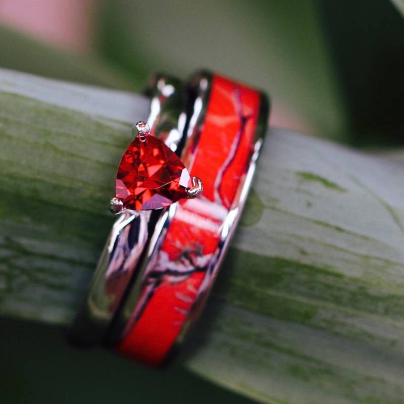 2 Stk. Rote Camo Ringe Set Rubin Verlobungsringe Sterling Silber Eheringe von KingswayJewelry