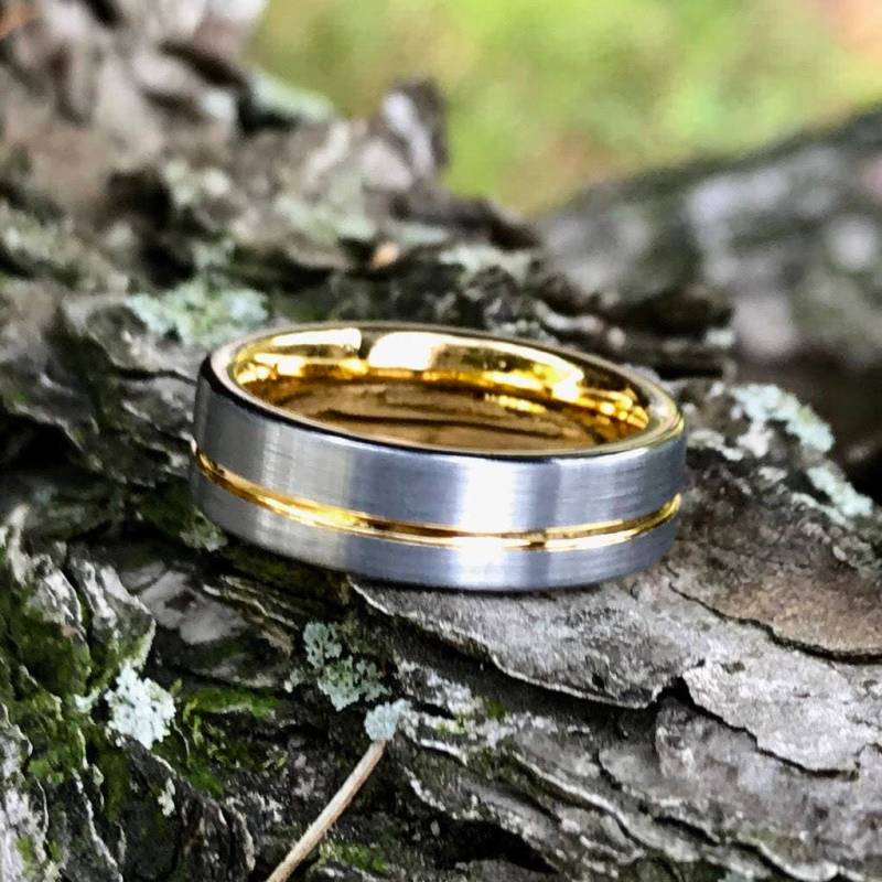 Exquisiter Wolfram Ring Mit Vergoldetem Inlay - Unisex Verlobungsband Kostenlose Gravur von KingswayJewelry