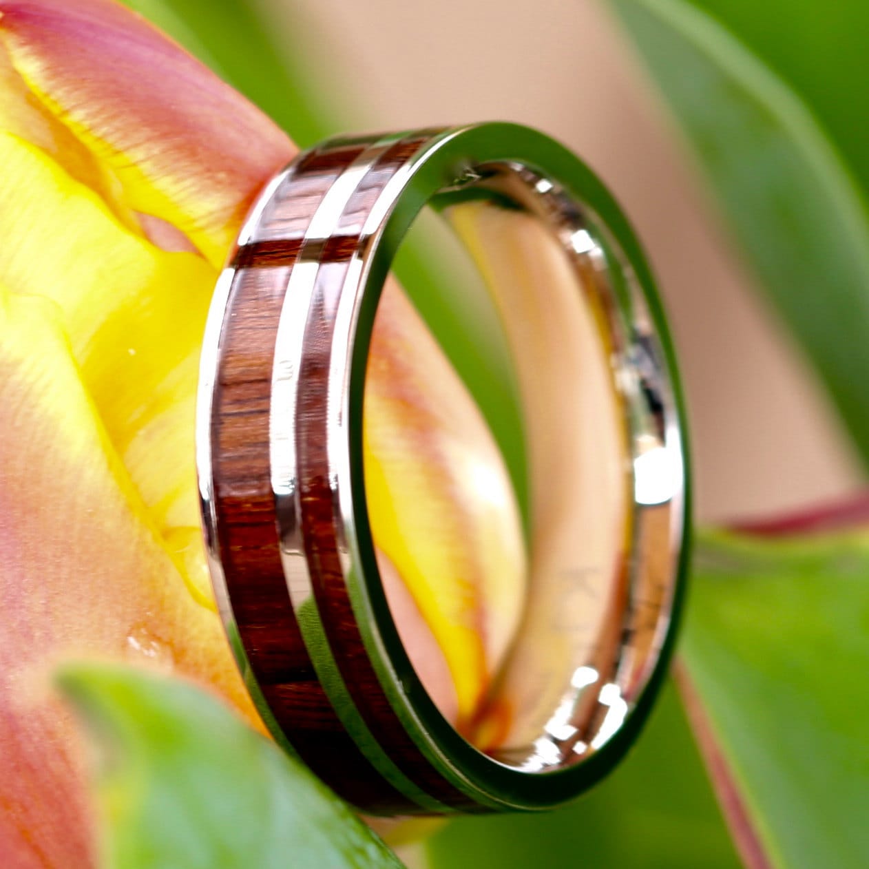 Gravur Natur Koa Holz Inlay - Unisex Herren Ring, Frauen Ring Edelstahl Hochzeit Jäger Gratis von KingswayJewelry