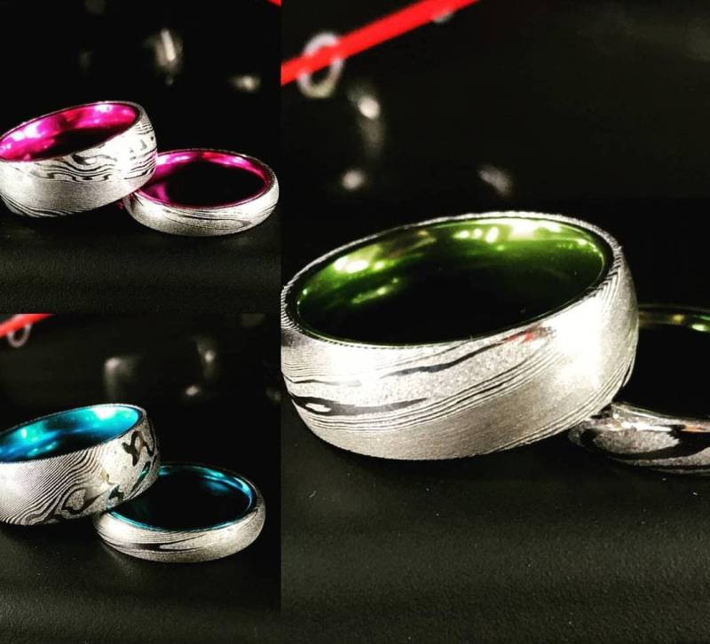 His & Her Damascus Steel Ring Set Mokume Gane Ehering Vergoldet Aluminium Interior - Kostenlose Gravur von KingswayJewelry