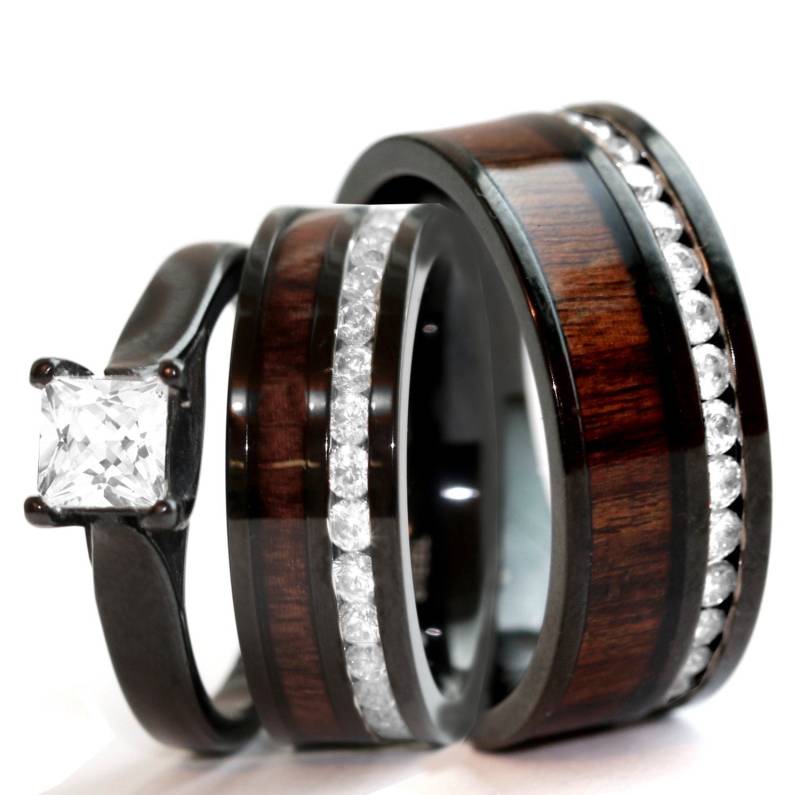 His & Hers Hawaiian Koa Holz Ring Set Schwarze Edelstahl Trauringe von KingswayJewelry