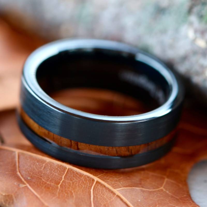 Schwarzer Wolfram Brauner Koa Holzring - Unisex Verlobungsband Freie Gravur von KingswayJewelry