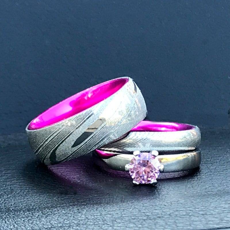 Sie Und Ihn Pink Damast Ring Set Aluminium Interior 3-Teiliges Ehering - Kostenlose Gravur von KingswayJewelry