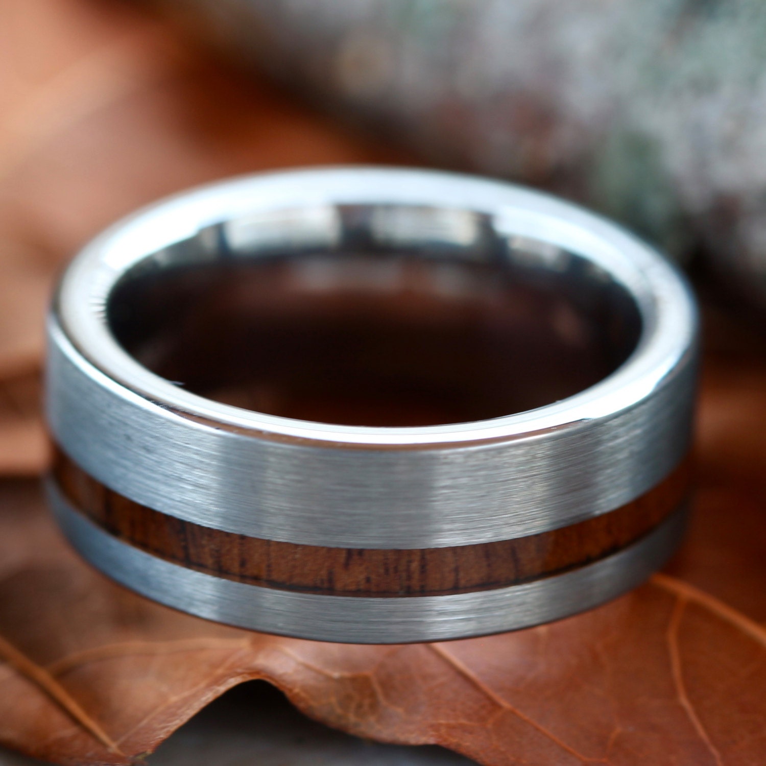 Wolfram Ring Mit Natur Braun Koa Holz Inlay - Herren Damen Unisex Verlobung Hochzeitsband von KingswayJewelry