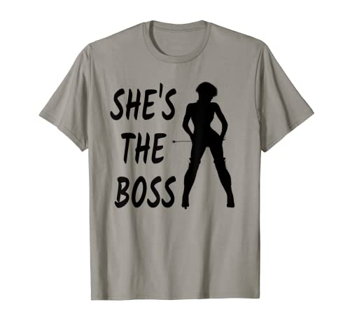 She's The Boss Submissive Kink BDSM Dominatrix Herren Damen T-Shirt She's The Boss Submissive Kink BDSM Dominatrix Herren Damen T-Shirt von Kinky Fetish Tees