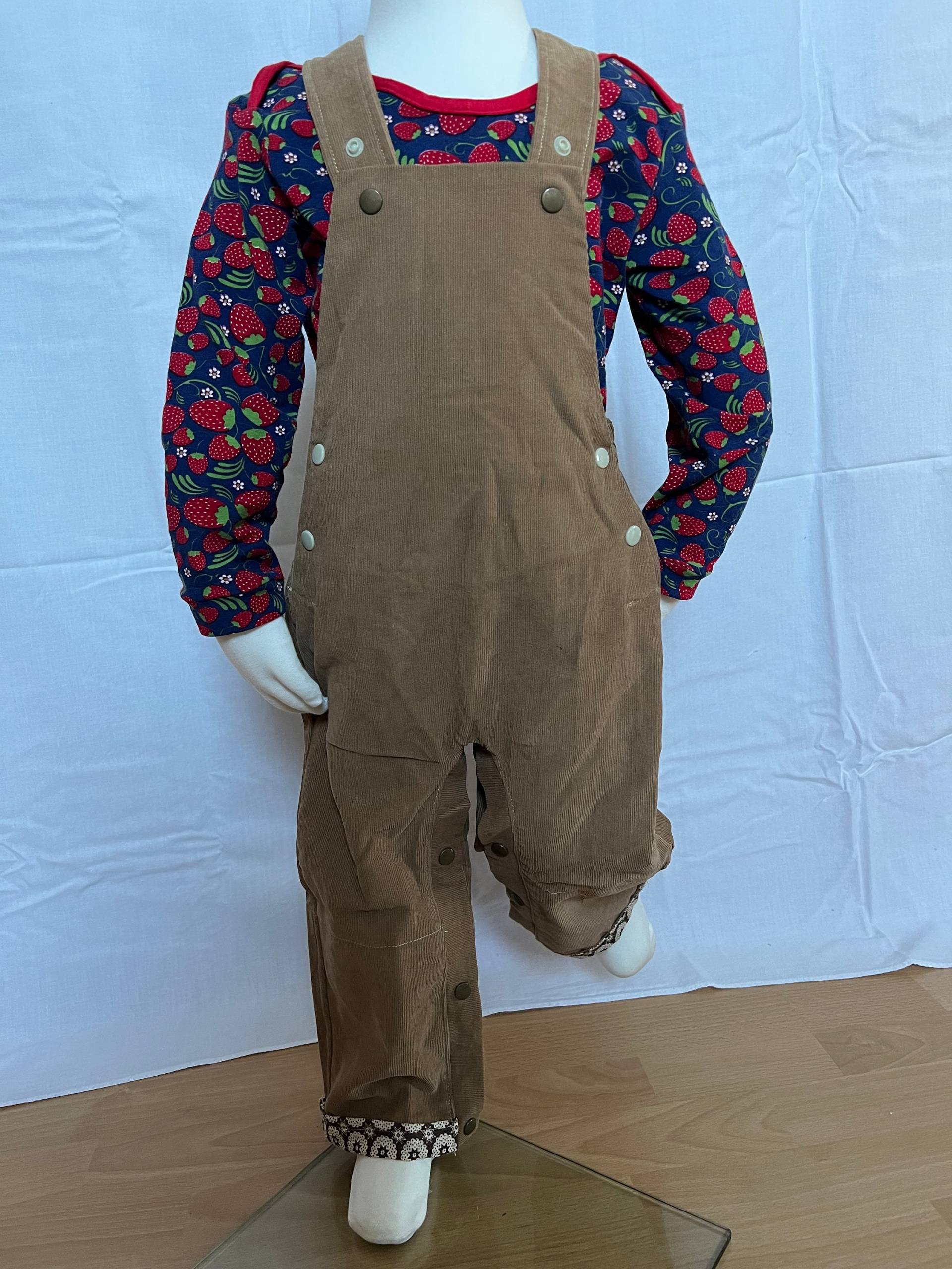 Latzhose Aus Cord Für Kinder Latzhose Aus Cord Für Kinder von KinnersShop