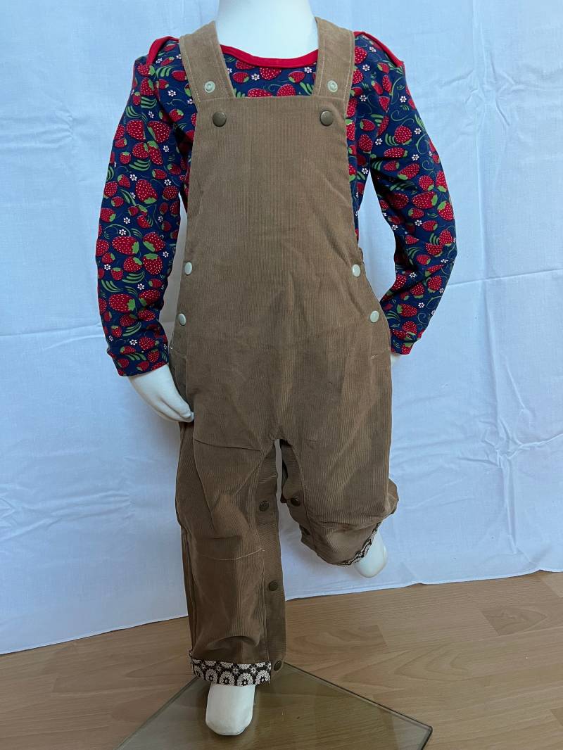 Latzhose Aus Cord Für Kinder Latzhose Aus Cord Für Kinder von KinnersShop