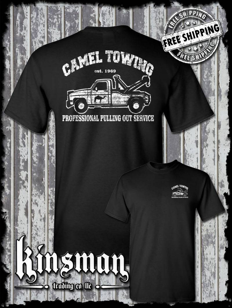 Kamel Abschleppen Pull Out Professional Service T-Shirt - Lustiger Humor Für Erwachsene Kamel Abschleppen Pull Out Professional Service T-Shirt - Lustiger Humor Für Erwachsene von KinsmanTradingCo