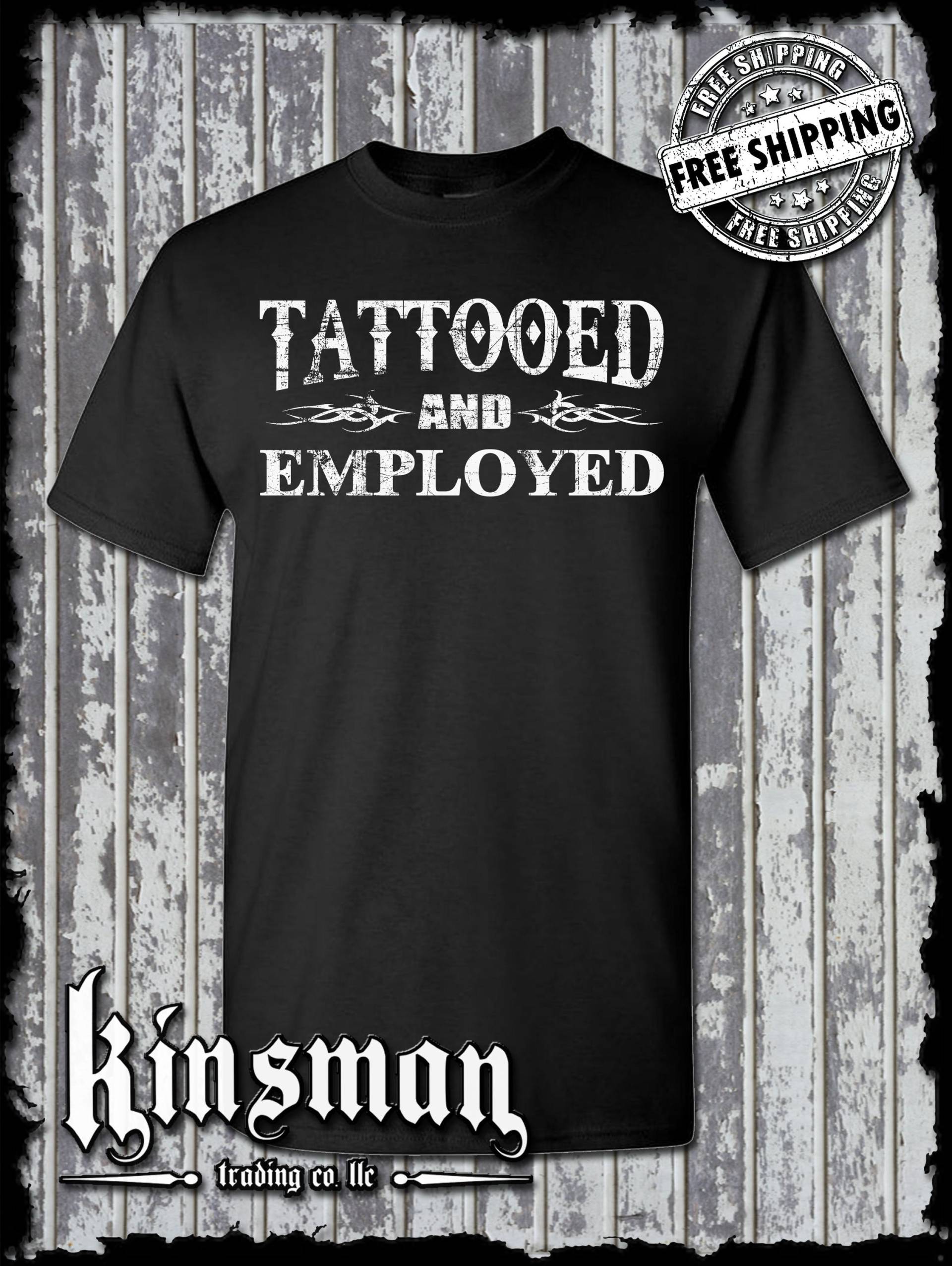 Tätowierte Und Beschäftigte T-Shirt - Lustige Arbeit Humor Körperkunst Redefreiheit College Tätowierte Und Beschäftigte T-Shirt - Lustige Arbeit Humor Körperkunst Redefreiheit College von KinsmanTradingCo