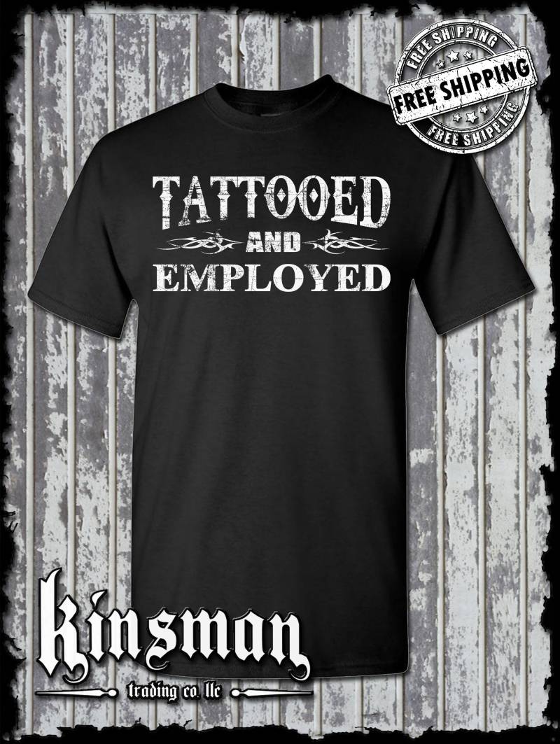 Tätowierte Und Beschäftigte T-Shirt - Lustige Arbeit Humor Körperkunst Redefreiheit College Tätowierte Und Beschäftigte T-Shirt - Lustige Arbeit Humor Körperkunst Redefreiheit College von KinsmanTradingCo