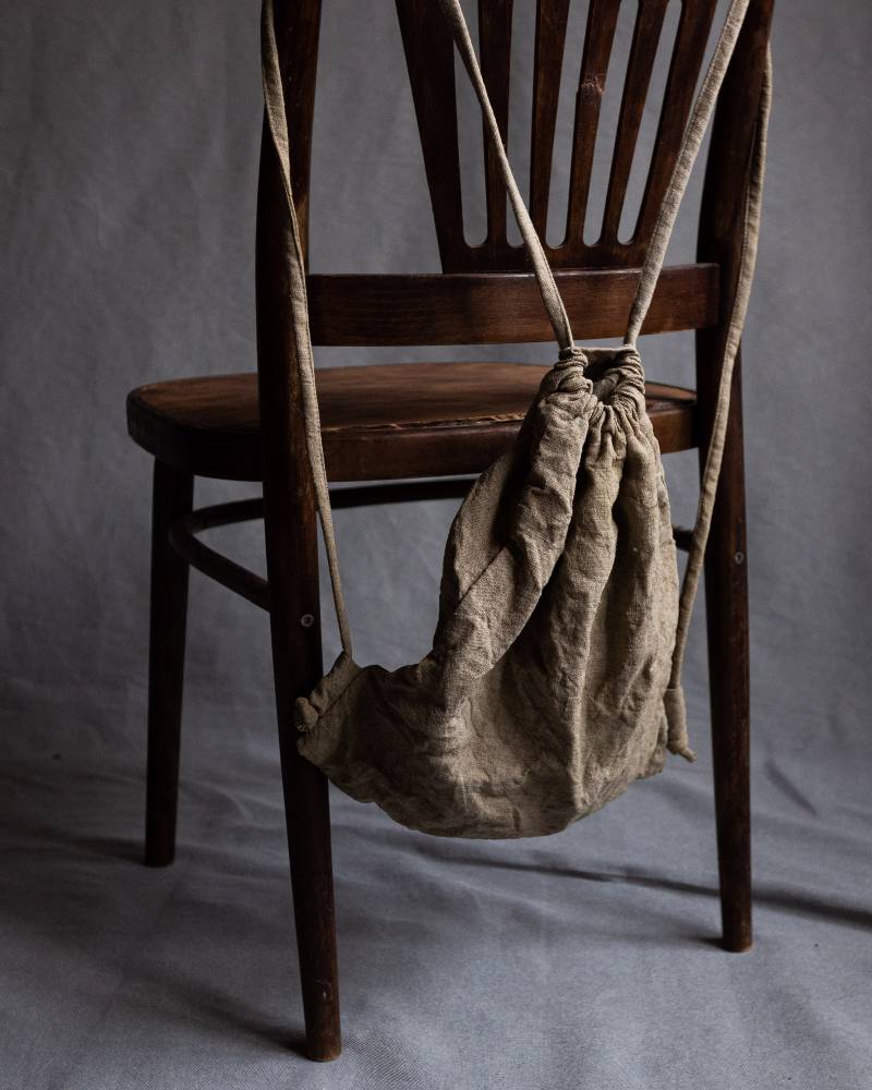 Der Kordelzug-Rucksack Knapsack Aus Schwerem Texturiertem Knitterigem Leinen in Ungefärbter Sandgrauer Farbe von Kinzzza