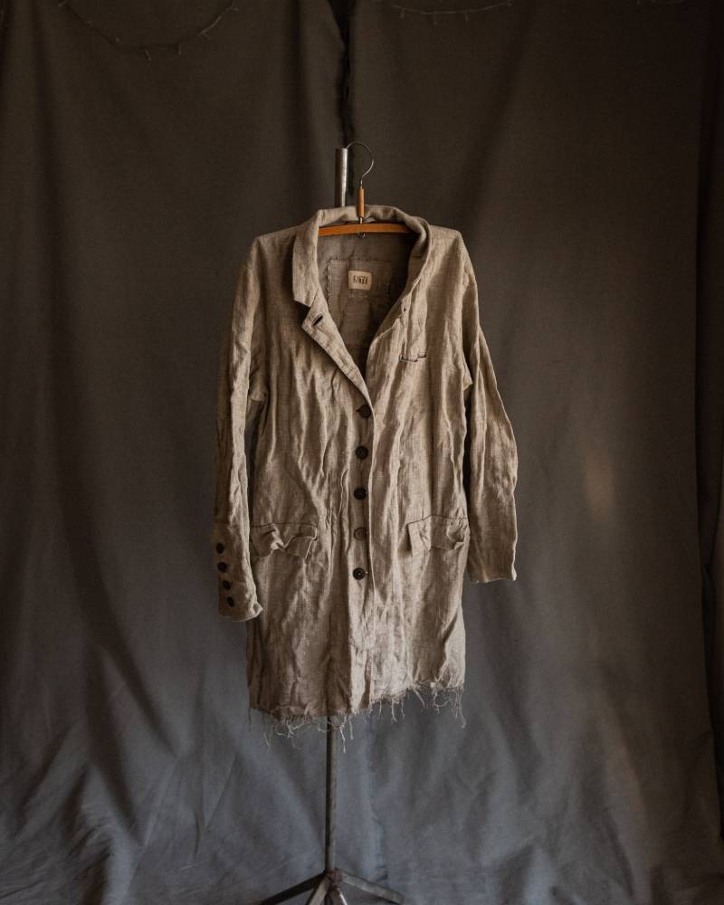 Herren Naturgrauer Leinenmantel Poe. Sackleinen Mantel Jacke Blazer Minimalistisch Roh Knittermantel Bio Öko Natürlicher Rohsaum Avantgarde von Kinzzza