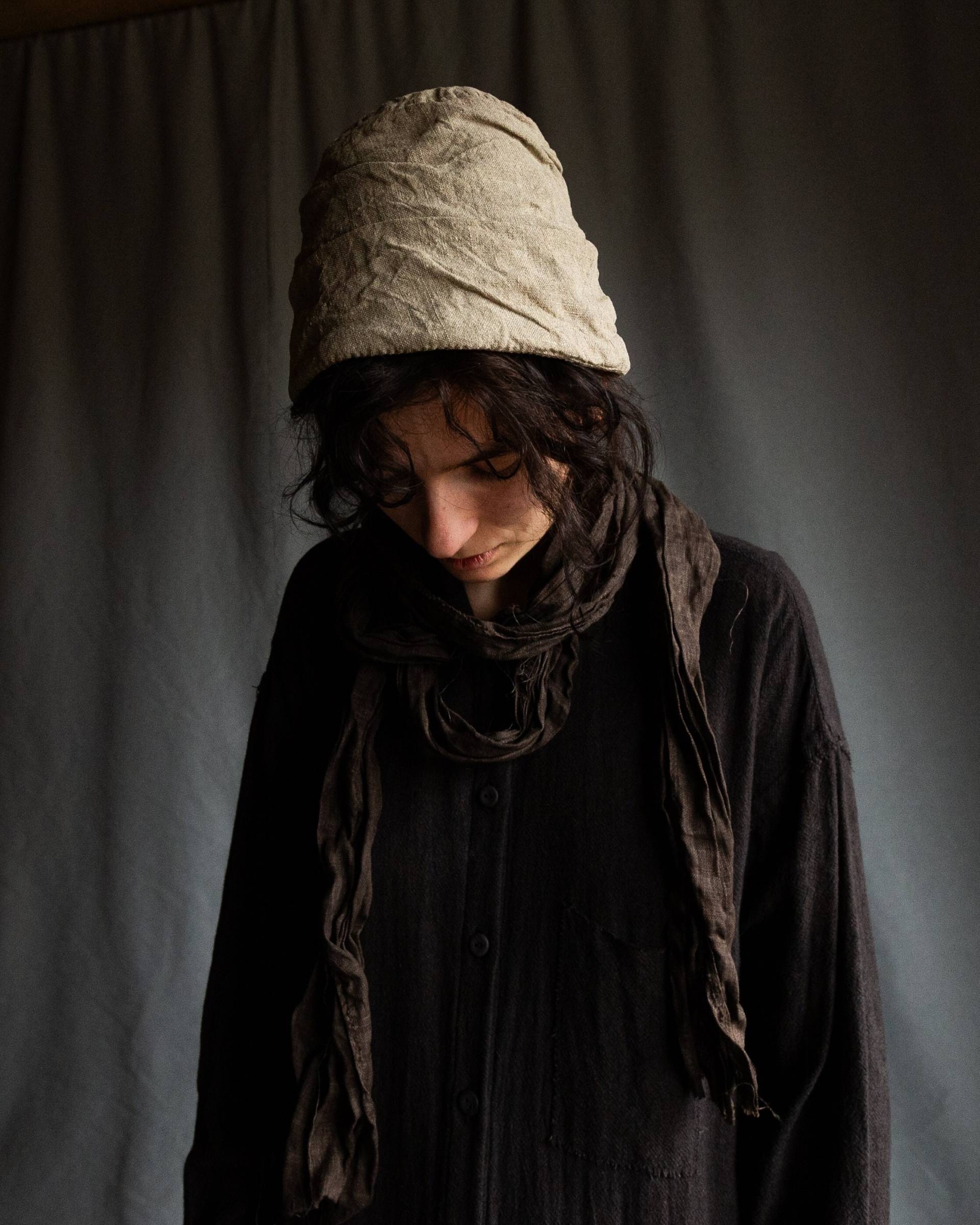 Hut Lava, Texturiertes Papyrus Leinen von Kinzzza